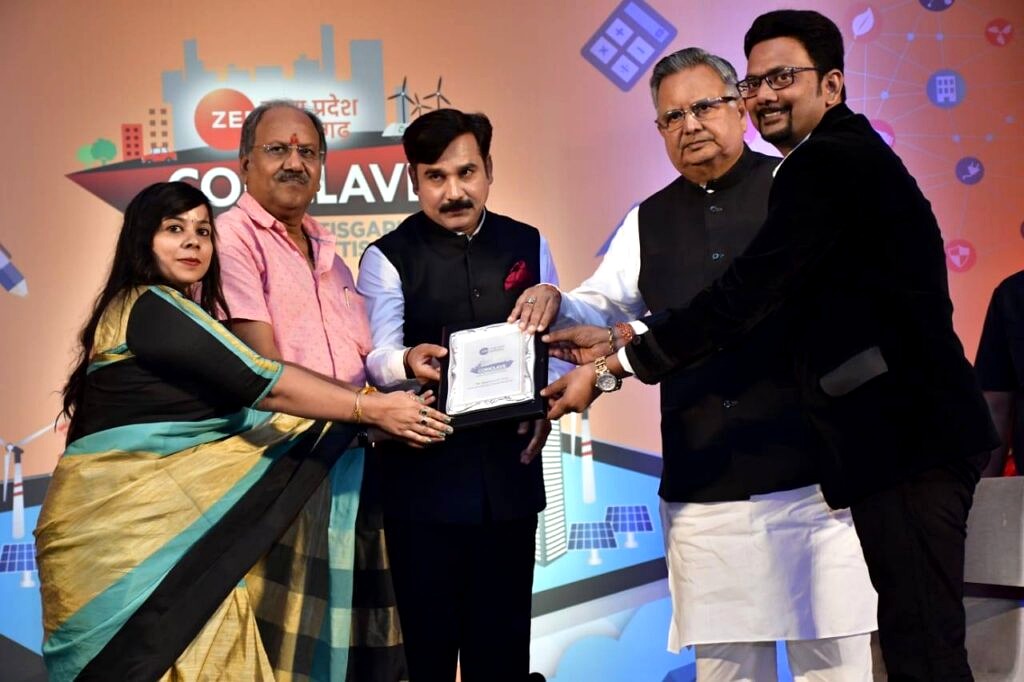 Dr. Ashish Patni receiving State Award from Chief Minister Dr. Raman Singh